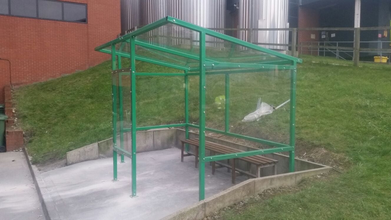SMOKING-SHELTER-SHELTER-STOCK